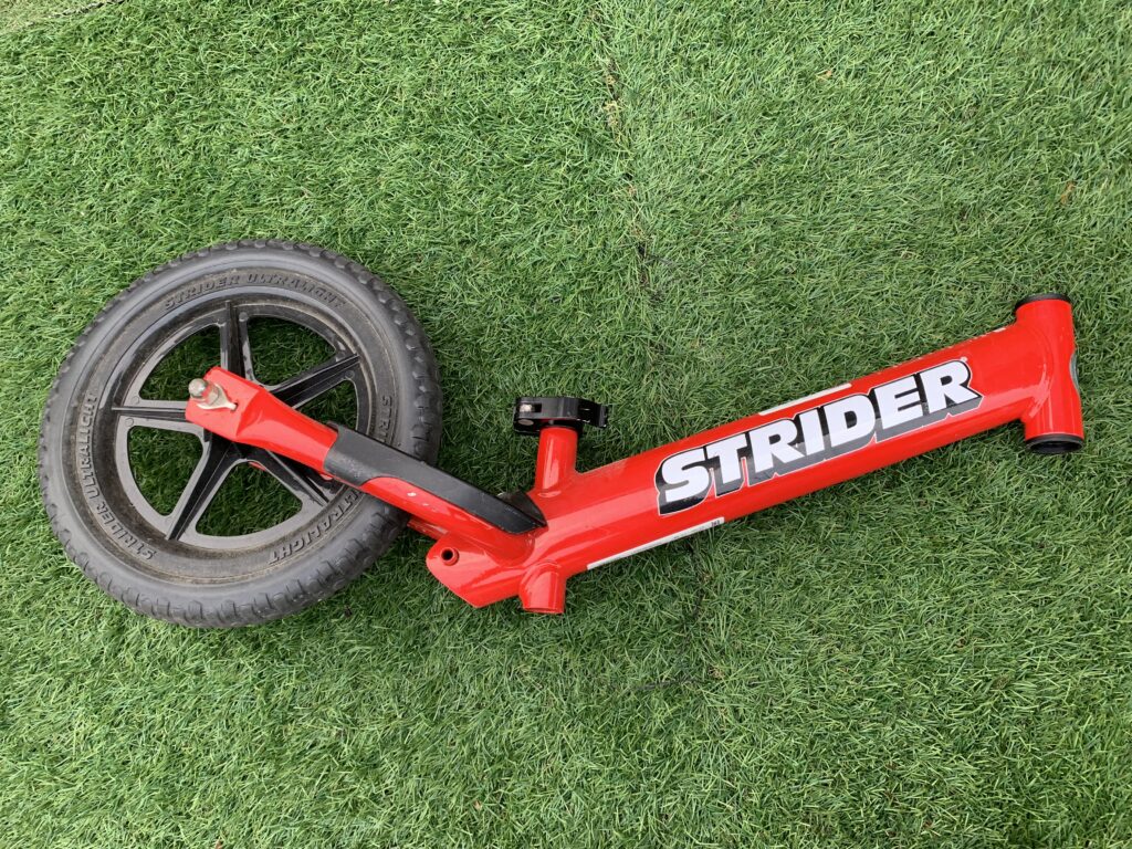 【ストライダー】バランスバイク　赤 Amazon.co.jp: STRIDER(ストライダー) 12 SPORT (スポーツ